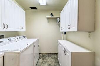 Scenic Forest Lodge Outside Glacier National Park!