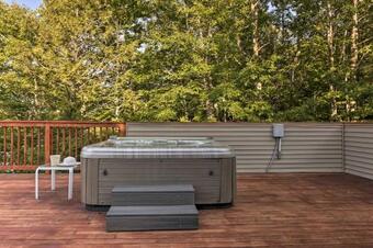 4-season Lake House With Seasonal Hot Tub And Dock!