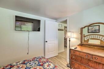 Quiet Getaway With Fire Pit And Walk To River!