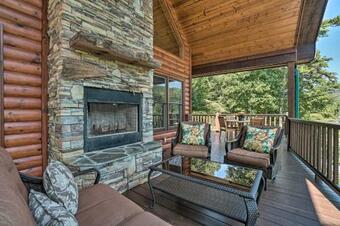 Lavish Cabin With Deck, Game Room And Mtn Views!