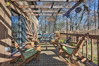 Poconos Home With Fire Pit, Hot Tub, Deck And Grill!