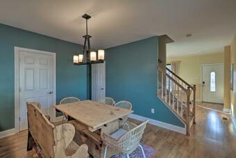 Colorful Abode With Yard, 9 Mi To Sesame Place!