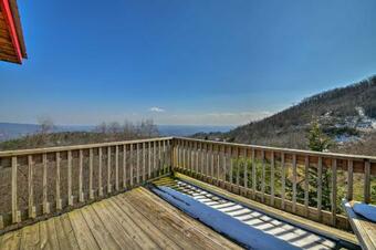 Warm And Cozy Cabin With Deck On Top Of The Blue Ridge!