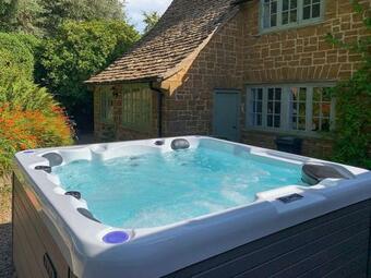 Dursley Chateau Sleeps 19 Wifi