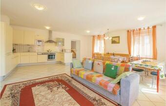 Three-bedroom Apartment In Conta� -tn-