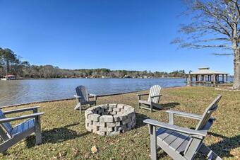Home Located On The Shoreline Of Lay Lake!