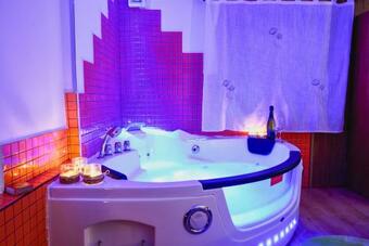 Cottage With Jacuzzi And Fireplace In The Room