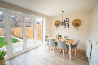 3 Bed Modern House With 2 Off Street Parking Spaces & Garden