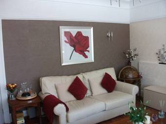 Hostal The Red House Guest House