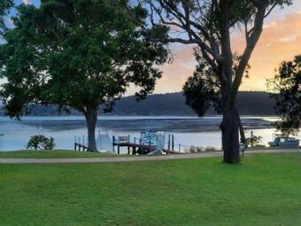 Absolute Waterfront Cottage / Woy Woy