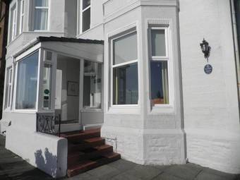 Hostal Douglas Park Guest House