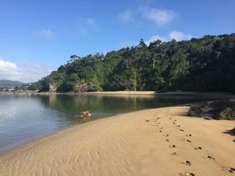 Hostal Pohutukawa Bach