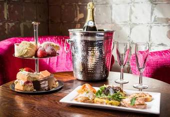 The Lounge Hotel & Bar