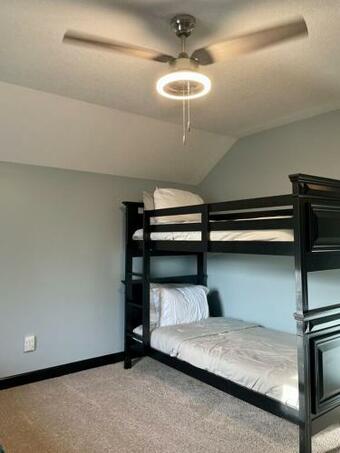 Beautiful Modern Mountain Home! Great Location! Sleeps 10