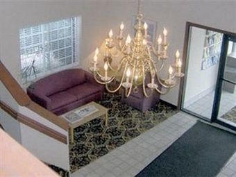 Hotel Charlevoix Inn & Suites