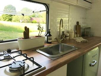 Caravane Vintage En Lisi�re De For�t