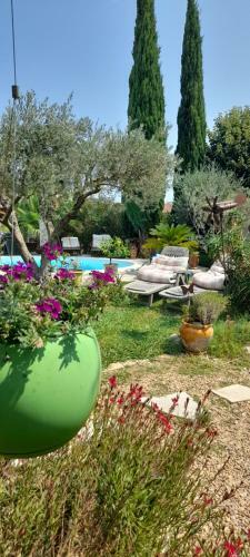 Cocon Proven�al B&B Chambre - Sdb - Terrasse Priv�e & Piscine � Saint Chamas