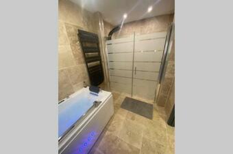 Villa Chez Bascans. Corps De Ferme R�nov� Avec Jacuzzi..
