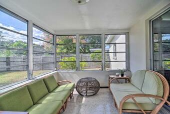 Mid-century Modern Home - 5 Miles To Beach!