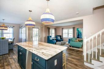 Large 5 Bdrm Home In Desirable Rexhame Beach!