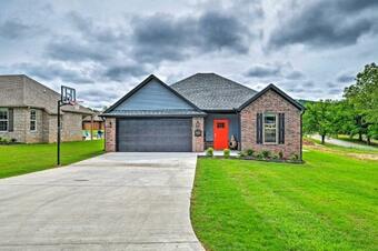 Ideally Located House Along Table Rock Lake!