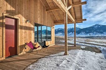 Secluded Paradise Valley Retreat With Stunning Views