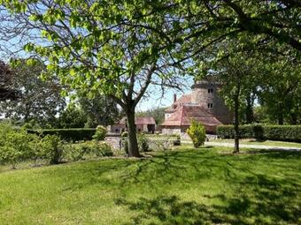 G�te Au Ch�teau De Sallebrune