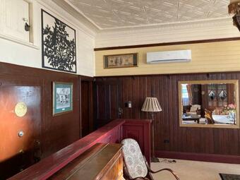 Bed & Breakfast Holed Up At The Bank