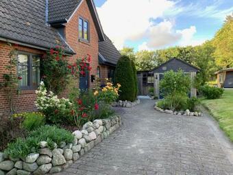 Charmantes Haus Mit Zwei Ferienwohnungen Und Gro�em Garten In Aventoft - Enjoy!