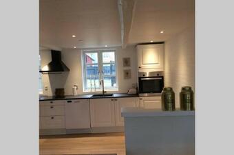 Super Flot Nyrenoveret Byhus.