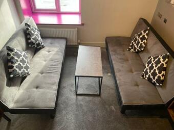 Spacious Renovated 2 Bed Apartment - Sleeps 6