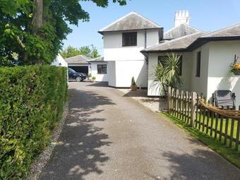 Bed & Breakfast Igguldene Retreat With Exclusive Jacuzzi