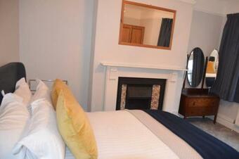 Spacious Victorian Townhouse Near HCC With Off Street Parking