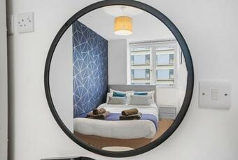 Stylish Hideaway 2 Bed City Apartment Portsmouth, Near Gunwharf Quays - By Blue Puffin Stays