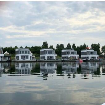 Villa Hausboot Elandi