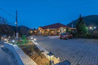 Hostal Mesostrati Guesthouse