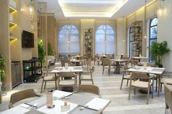 Lushang Zhichun Lake Hot Spring Hotel