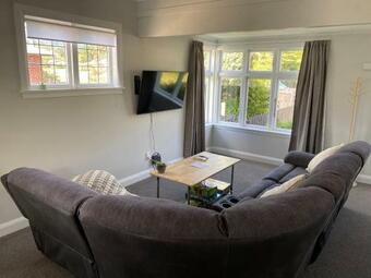 Villa Ivy Cottage - Stylish, Spacious & Near Amenities