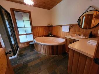 Georges On The Bay- Waterfront Beach House, Akaroa