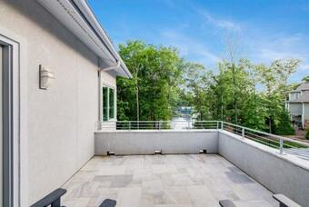 Barefoot On Blarney By Stay Lake Norman