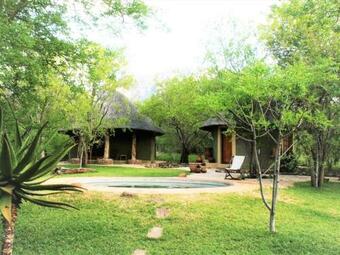 Bed & Breakfast Pangolin Rondavels On Shikwari Nature Reserve