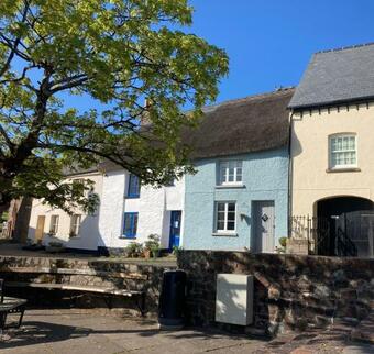 C17 Thatched Cottage In Historic Devon Market Town