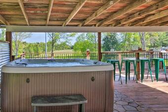 All-encompassing Escape With Pool And Hot Tub!