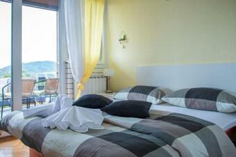 Hostal Room In Guest Room - Discover The Magic Of Nature