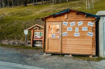 Bubble-suite Hinter Einem Birnenbaum Mit Einzigartigem Blick