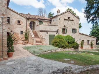 Stunning Apartment In Mombaroccio Near Metauro River