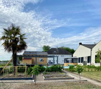 Beautiful 1-bed With Pool View