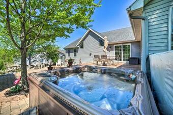 Sleek Home With Hot Tub 7 Mi To Lake Michigan!