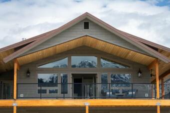 Yellowstone Park Riverfront Chalet