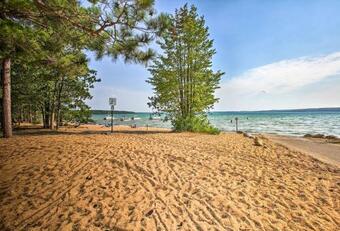 4- Season Home With Fire Pit, Walk To Higgins Lake!